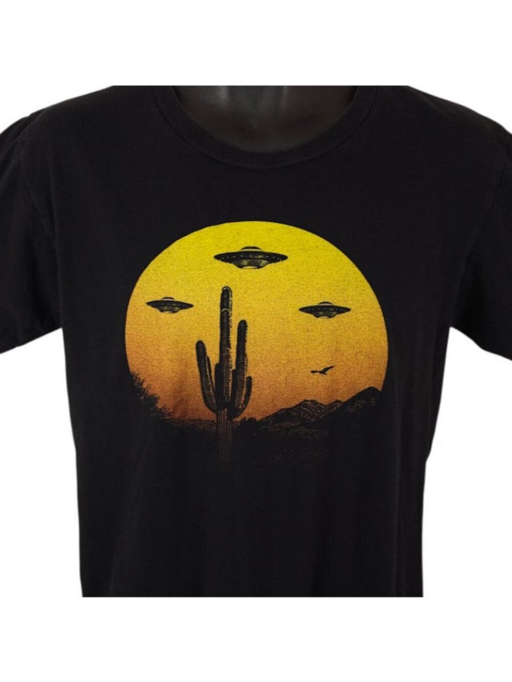 Desert UFO T Shirt Mens Size Medium Black Cactus Area 51 Roswell Aliens